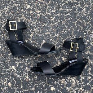 MOVING Steve Madden Nevrstp black wedge sandals